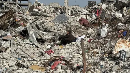 الدفاع المدنيّ في غزة ينتشل 13 شهيداً من أنقاض منزل دمّره الاحتلال
