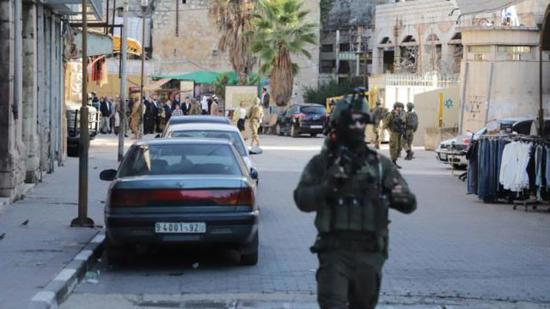 جيش الاحتلال الإسرائيلي يصيب فلسطينيَّين أحدهما طفل خلال اقتحام مدينة البيرة بالضفة الغربية