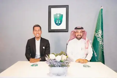 الأهلي السعودي يضم نجم ليفربول السابق فيرمينو إلى صفوفه الأهلي السعودي يضم نجم ليفربول السابق فيرمينو إلى صفوفه