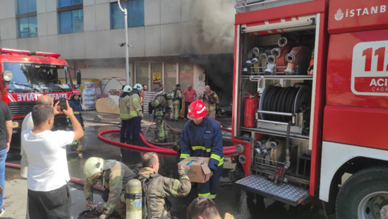 حريق هائل في مركز أعمال بإسطنبول والفرق تحاول إنقاذ المحاصرين