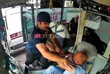مشادة على الطريق في أضنة التركية.. سائق إسعاف يعتدي على سائق حافلة عامة