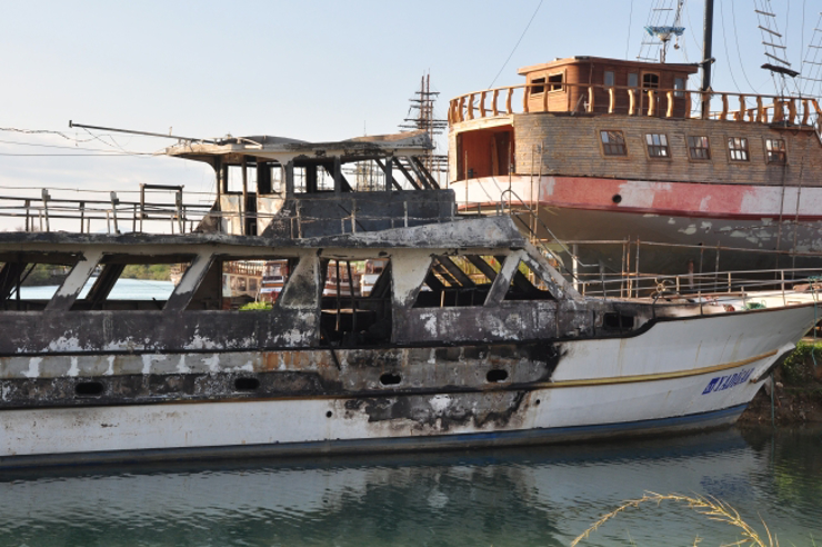 أصبح قاربان غير صالحين للاستخدام في حريق أنطاليا