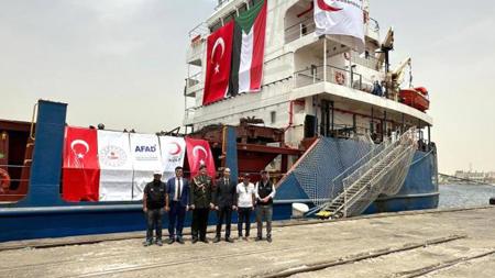تركيا تغيث السودان بسفينة تحمل 2408 طنًا من المساعدات الإنسانية