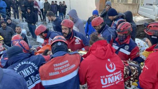 بعد مرور 128 ساعة على الزلزال.. إنقاذ فتاة من تحت الأنقاض في كهرمان مرعش بتركيا