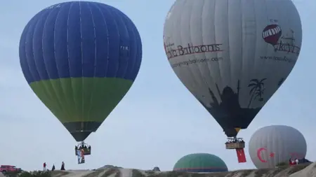 الأمطار تعيق جولات المنطاد في كابادوكيا