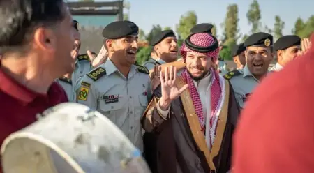 الأردن تحتفل ..شاهد ماذا أهدى ولي العهد الحاضرين لمأدبة عشاء زفافه