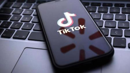 منسقة سابقة لدى " TikTok" تقاضي الشركة بسبب تعرضها لصدمة نفسية 