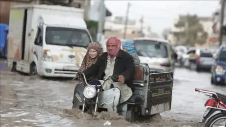 أمطار غزيرة تغرق شوارع شمال سوريا