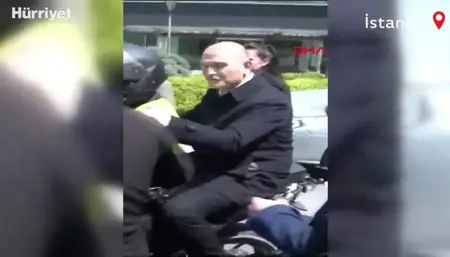 وزير الداخلية صويلو يستقل دراجة نارية أثناء خروجه من معرض تكنوفيست