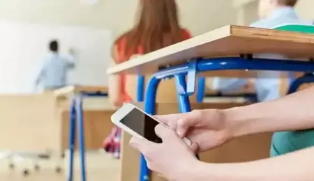 وزير التعليم التركي يخطط لمنع الهواتف المحمولة في المدارس