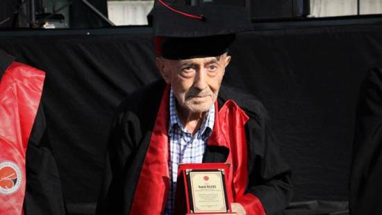 مؤثر: مسن تركي يعرب عن سعادته بعد تخرجه من الجامعة عن عمر يناهز 82 عاما