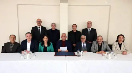 رئيس حزب العمال الكردستاني يدعو إلى حل الحزب وإنهاء العمل المسلح