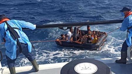 خفر السواحل التركي ينقذ 388 طالب لجوء دفعتهم اليونان إلى الموت 