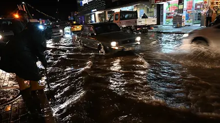 أمطار غزيرة تغمر أحياء قاديرلي في عثمانية وتحدث إغلاق طرق