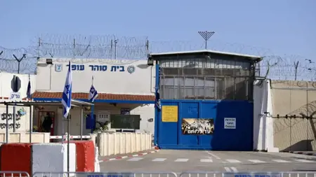 أسير فلسطينيّ يروي سوء المعاملة في سجون الاحتلال: قمع غير مسبوق وإهمال طبّيّ