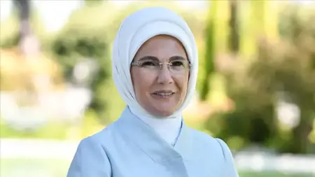 في عيد الأب.. هذا ما كتبته أمينة أردوغان لزوجها ووالدها