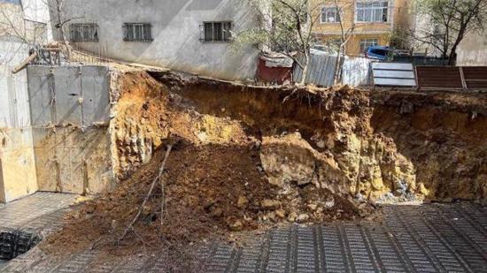 انهيار أرضي خلال أعمال بناء في أرنافوتكوي