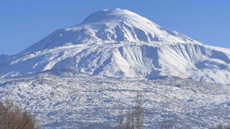 أعلى نقطة في تركيا ..الثلوج تتساقط على جبل أرارات بعد شهرين ونصف