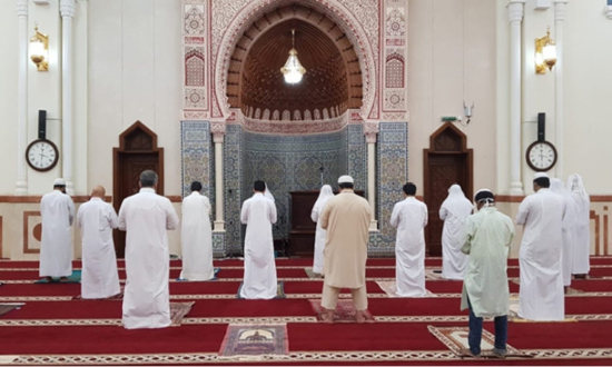 قطر تقرر منع غير المطعمين بلقاح كورونا من دخول المساجد