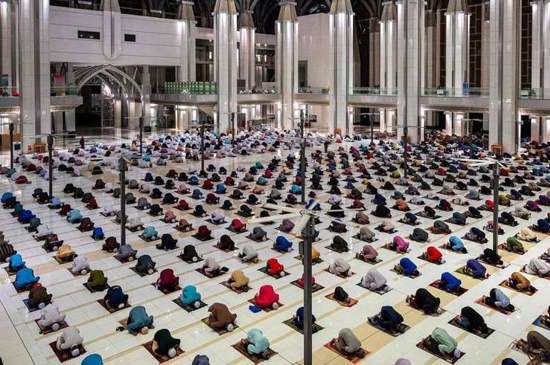 المسلمون في أندونيسيا وماليزيا يصلون أول صلاة تراويح في الشهر الفضيل