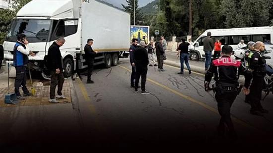 حادث 22 مُصاباً : شاحنة تفقد فراملها وتصطدم بحافلة مدرسية