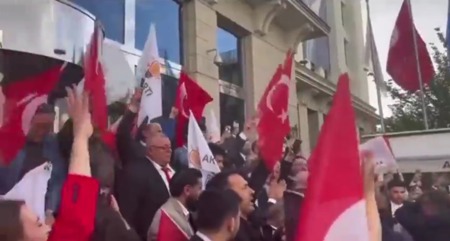 انطلاق الإحتفالات أمام مقر حزب العدالة والتنمية بأنقرة لفوز أردوغان