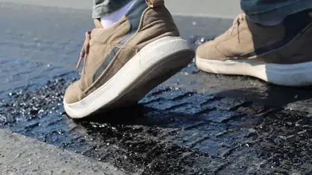 الحرارة المرتفعة تذيب الأسفلت في مدينة دنيزلي التركية 