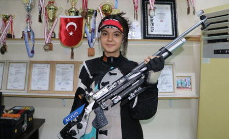 اختيار أصغر رياضية لتمثيل تركيا في بطولة العالم في الرماية