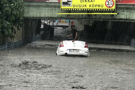 إسطنبول تشهد أمطاراً غزيرة .. والفرق تنقذ المحاصرين 