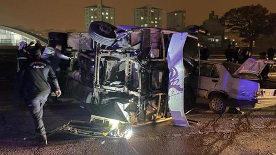 اصطدام حافلة تابعة للشرطة التركية بسيارة أخرى في غازي عنتاب