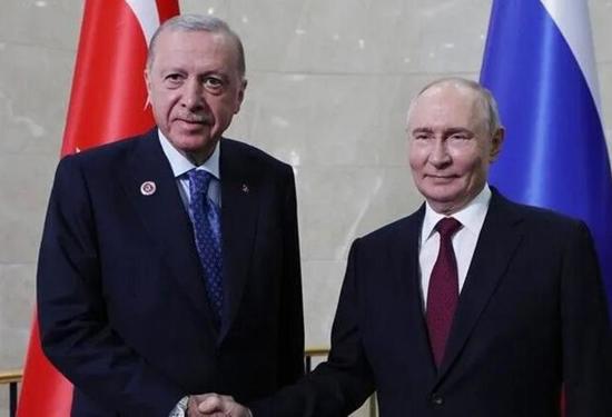 ساعة ونصف على انفراد في بشكيك: أردوغان وبوتين يبحثان نقل مفاوضات أوكرانيا إلى تركيا