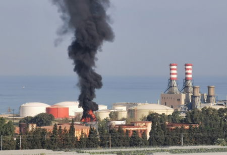 اندلاع حريق في منشآت نفطية في الزهراني في لبنان