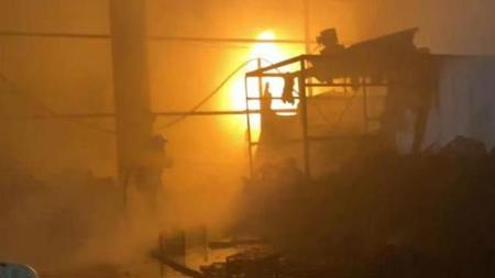 اندلاع حريق مهول في أحد المصانع البلاستيكية في أنطاليا التركية