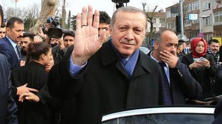 مواطنون أتراك يفاجئون أردوغان باحتفالهم بعيد ميلاده السبعين أمام منزله