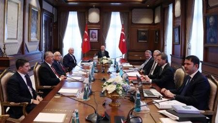 أردوغان يناقش خلال اجتماع المجلس الاستشاري الأعلى وضع السوريين في تركيا