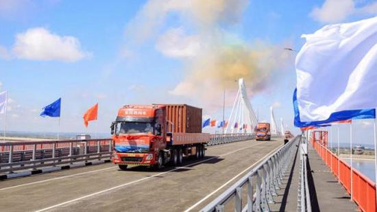 افتتاح أول جسر طريق سريع يربط بين روسيا والصين