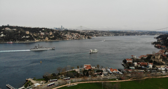 سفن حربية روسية تعبر مضيق البوسفور بإسطنبول
