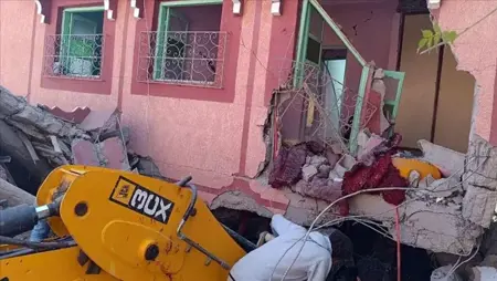 مقطع فيديو يفطر القلب لأب مغربي يبحث عن أطفاله بين أنقاض الزلزال 