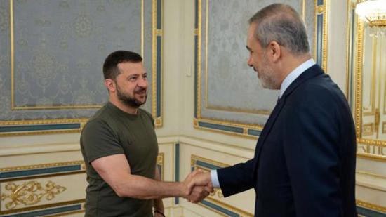 الرئيس الأوكراني يكشف كواليس لقائه بوزير الخارجية التركي