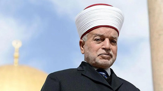 قوات الاحتلال الإسرائيلي تعتقل مفتي القدس والديار الفلسطينية وتمنعه من دخول الأقصى أسبوعاً