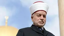 قوات الاحتلال الإسرائيلي تعتقل مفتي القدس والديار الفلسطينية وتمنعه من دخول الأقصى أسبوعاً
