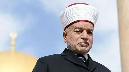 قوات الاحتلال الإسرائيلي تعتقل مفتي القدس والديار الفلسطينية وتمنعه من دخول الأقصى أسبوعاً
