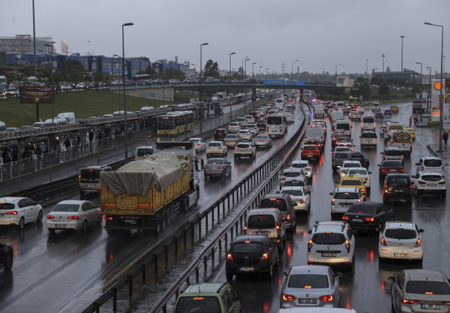 أمطار غزيرة في اسطنبول تتسبب في توقف حركة المرور