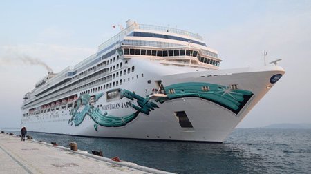 على متنها 900 سائحا.. باخرة سياحية عملاقة ترسو في ميناء أيدن التركية
