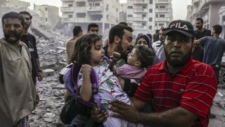 طائرات الاحتلال تسقط منشورات تحتوي على تهديدات مرعبة لأهل غزة