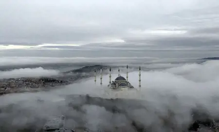 الضباب يغطي جامع تشاملجا الكبير بإسطنبول