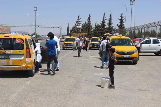 بداية عودة الزائرين السوريين إلى تركيا بعد قضاء العيد في بلادهم