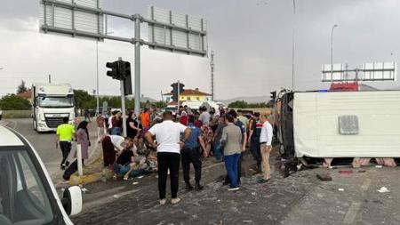 حادث مروع في أفيون قرة حصار يخلف 25 جريحًا