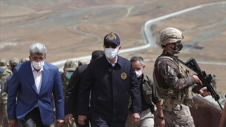 وزير الدفاع التركي يجري زيارة تفقدية للتدابير على الحدود مع إيران