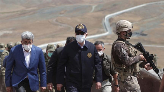 وزير الدفاع التركي يجري زيارة تفقدية للتدابير على الحدود مع إيران